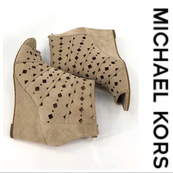 💕SALE💕Michael Kors Bisque Cage Ankle Boots - Picture 8 of 8